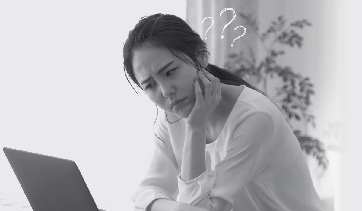 悩んでいる女性の顔